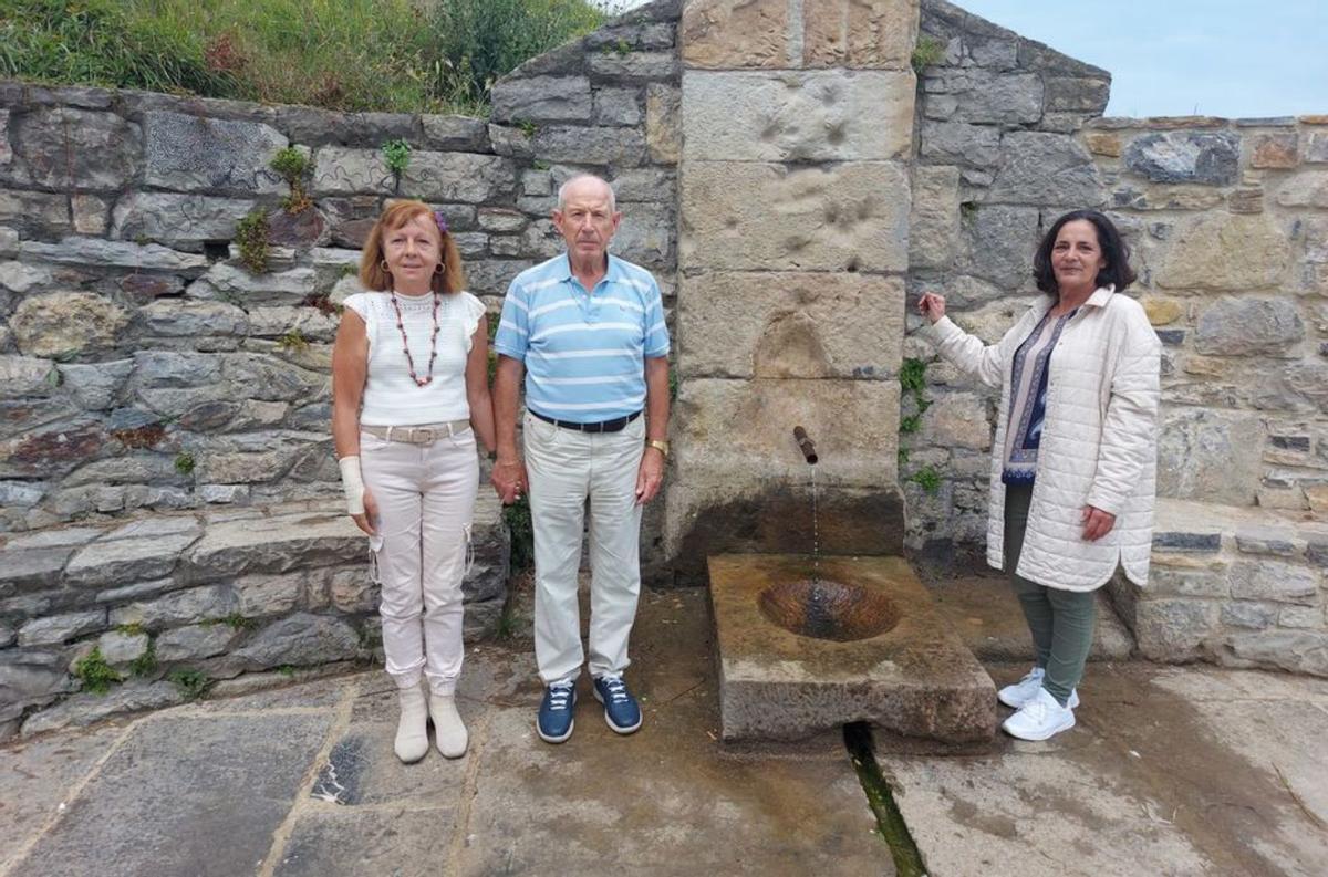 Por la izquierda, Teresa Palacio, Manuel Ruiz y Deli Arias, ayer, en La Fontica.