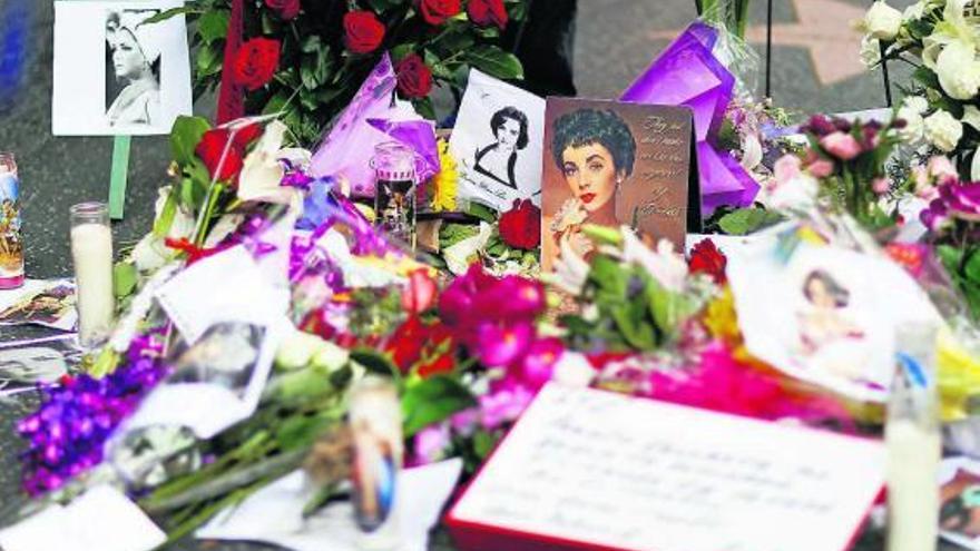 Elizabeth Taylor, enterrada en un ataúd de 7.800 euros cubierto de gardenias