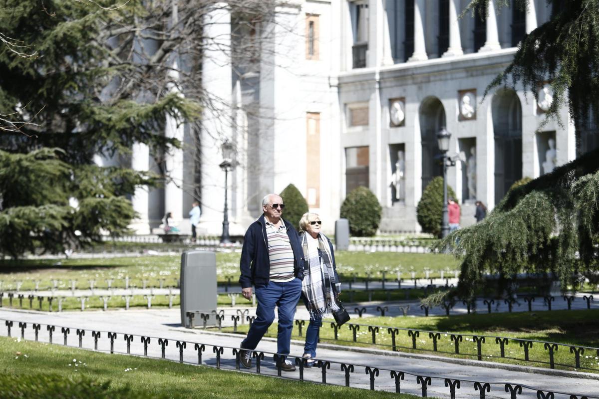 Archivo -  Gente paseando, pasear, paseo, andando, museo del Prado, exteriores del museo del Prado, jubilado, jubilados, pareja, parejas