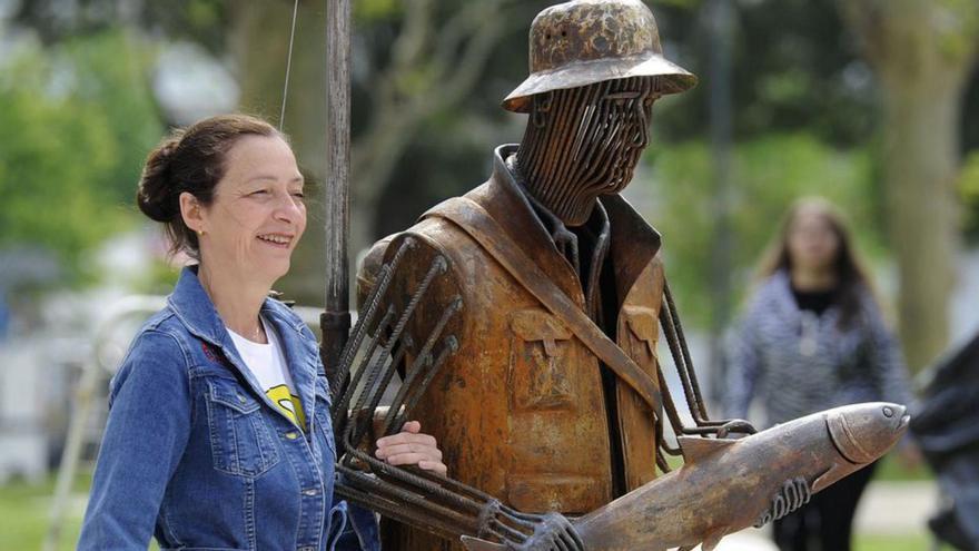 Una vecina se saca una foto
 con la estatua de Manuel 
Lago. |  Bernabé/Javier Lalín