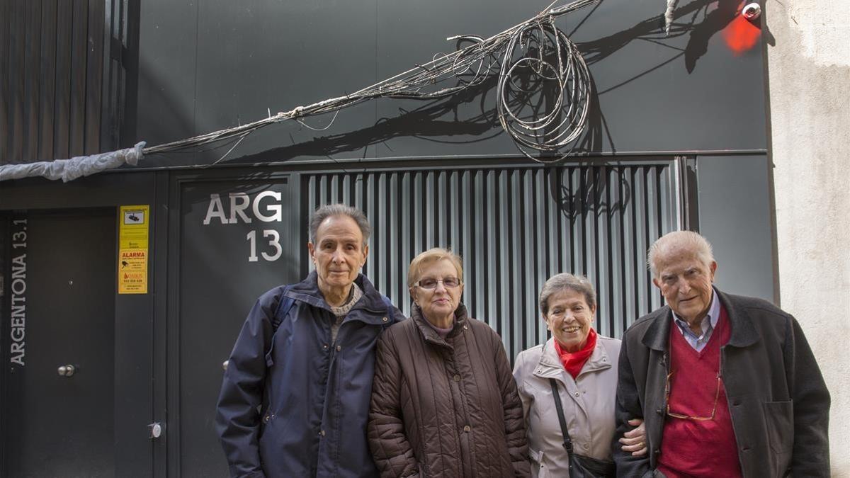 Josep Maria, Margarita, Neus, Paco, y arriba a la derecha, la cámara de la calle de Argentona, vandalizada.