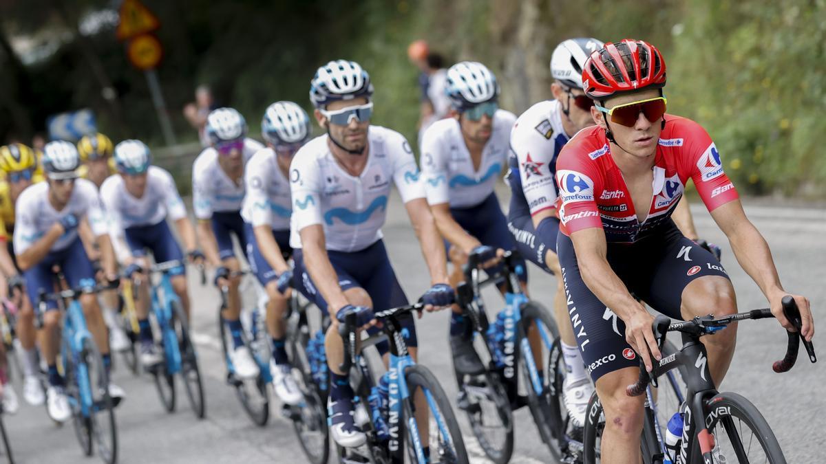 El ciclista belga Remco Evenepoel (d), del equipo Quick Step con el maillot rojo del líder este sábado durante la octava etapa de La Vuelta España, disputada entre las localidades asturianas de Pola de Laviana y Colláu Fancuaya con 153,4 kilómetros.