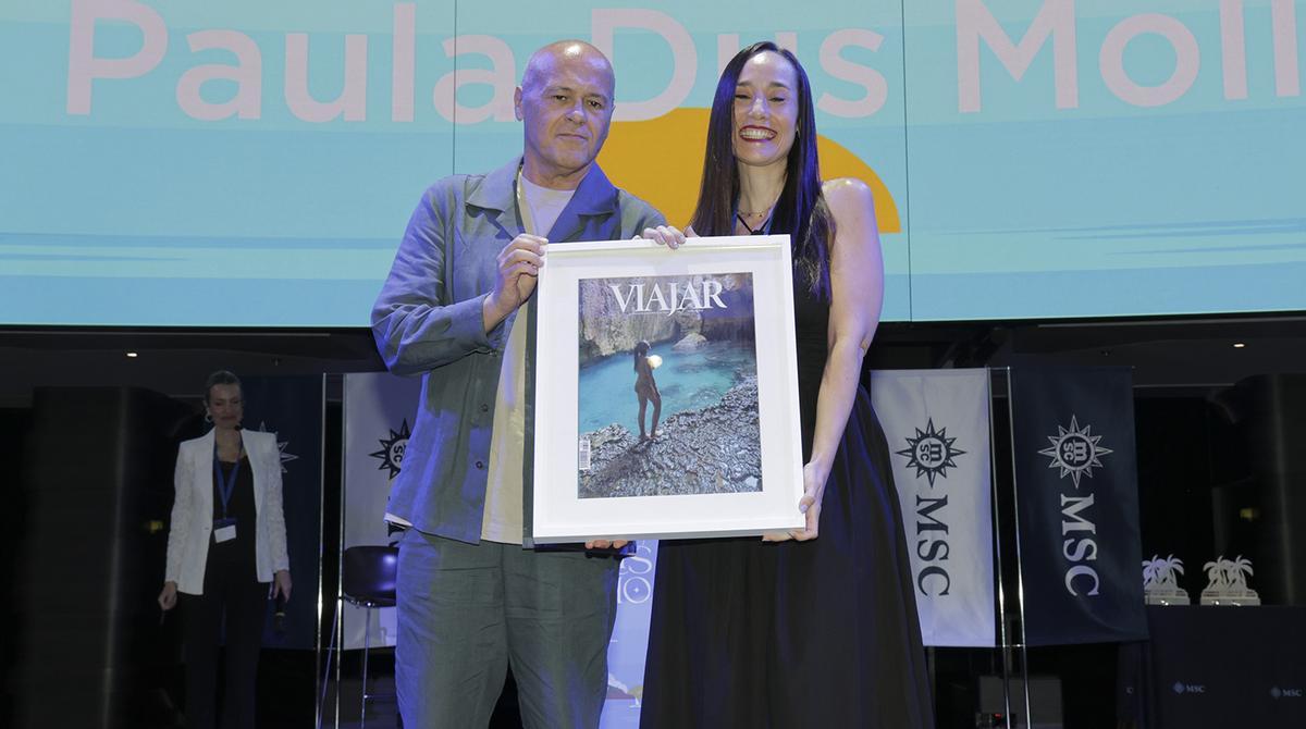 Paula Dus Moll posa con el premio junto a Joan-Carles Martí.