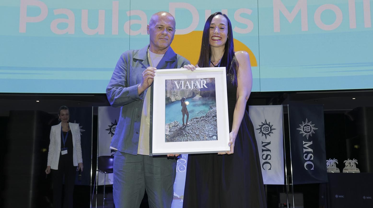 Paula Dus Moll posa con el premio junto a Joan-Carles Martí.