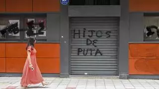 La sede del PSOE de León amanece con pintadas y cristales rotos