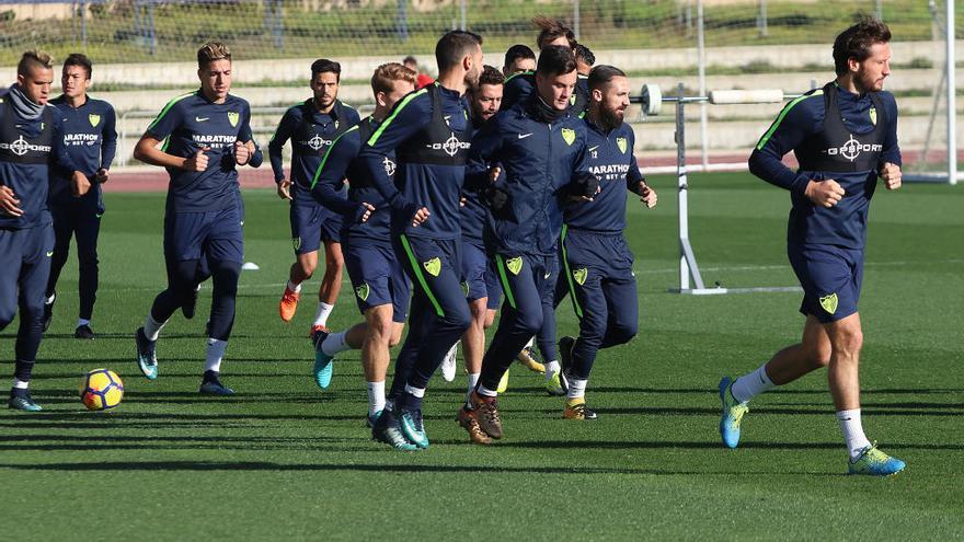 La primera sesión de entrenamientos del Málaga CF del año se desarrolló ayer en el Estadio de Atletismo con mucho trabajo físico y con algunas notas positivas y otras negativas. Miguel Torres y Adrián mejoran de sus respectivas lesiones, pero Rolan sigue en el gimnasio.