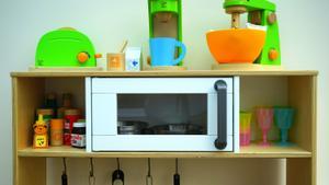 Un microondas en una cocina de niños
