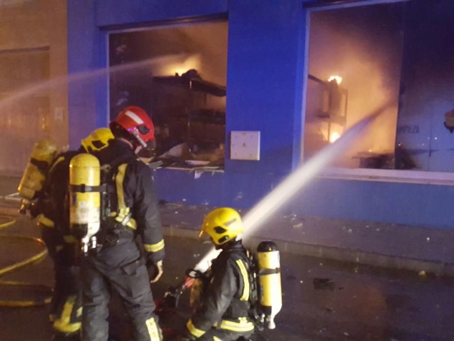 Un incendio calcina tres naves del polígono Santa Bárbara