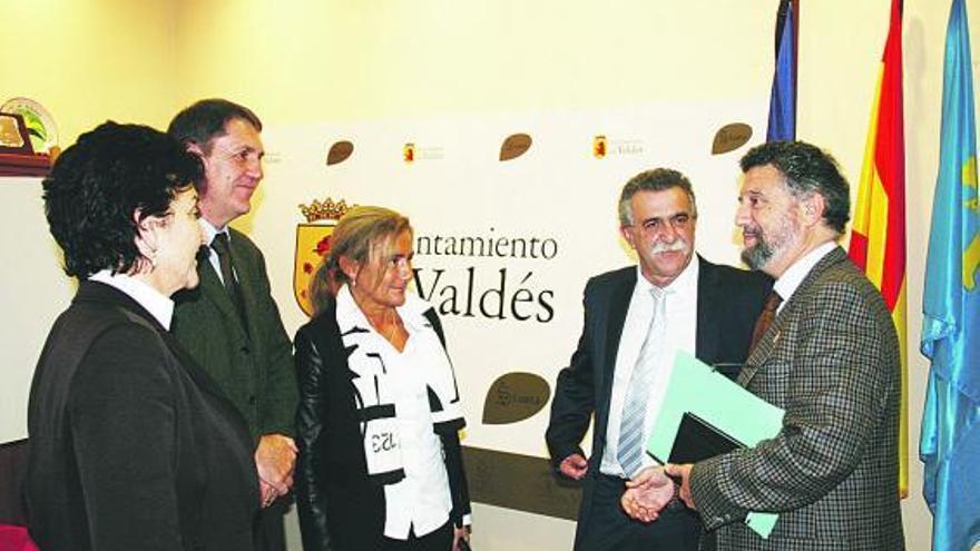 La concejala de Educación de Valdés, María Jesús Fernández; el viceconsejero de Educación y Formación Profesional, Argimiro Rodríguez; la directora general de Formación Profesional, María Ángeles Fernández; el alcalde de Valdés, José Modesto Vallejo, y el de Navia, Ignacio García Palacios, ayer, en Luarca.