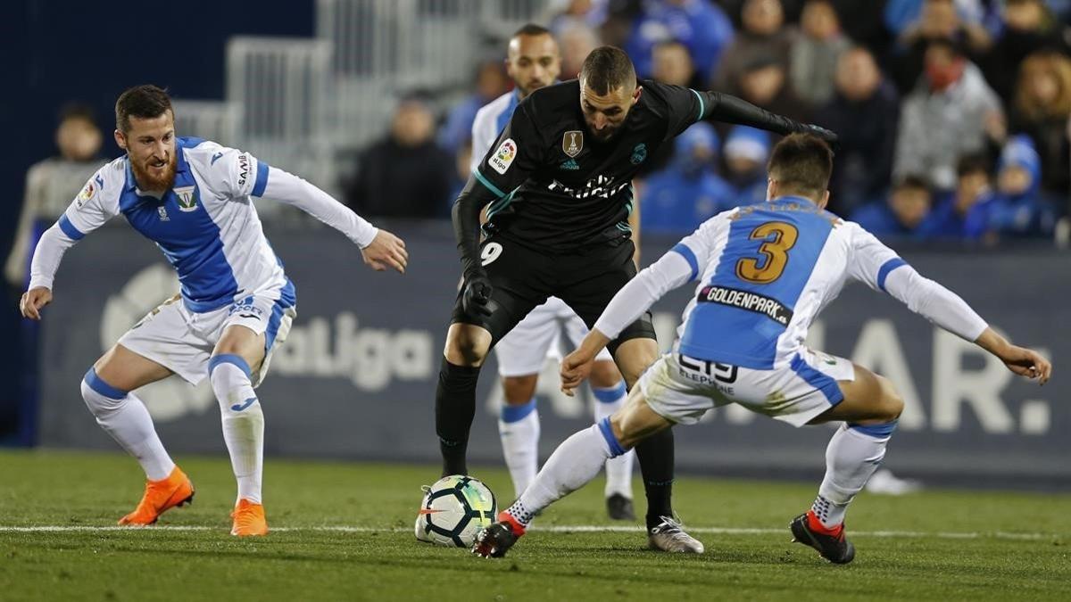 zentauroepp42247589 real madrid s karim benzema  center  vies for the ball with 180221213754