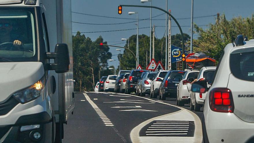 Otra saturación en las carreteras a golpe de sábado. El buen tiempo reinante hizo que ayer volvieran a colapsarse las carreteras de acceso a las principales playas y destinos turísticos de la comarca. Especialmente notables fueron las retenciones producidas, como casi siempre, en las carreteras de O Grove y A Illa de Arousa, con los consecuentes daños colaterales en Vilalonga y Vilanova –en la foto–, respectivamente. Los atascos empezaron a producirse a mediodía y se intensificaron cuando llegó el momento de abandonar las playas y chiringuitos para regresar a casa. | IÑAKI ABELLA