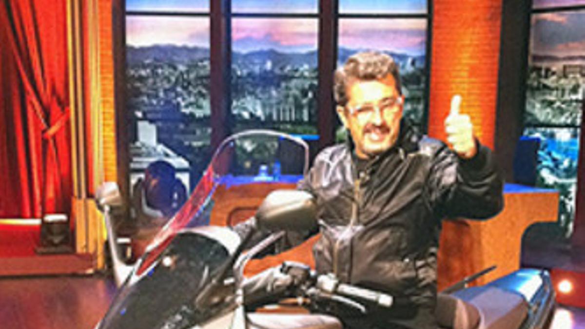 Buenafuente, en su programa, montado en su moto una vez recuperada