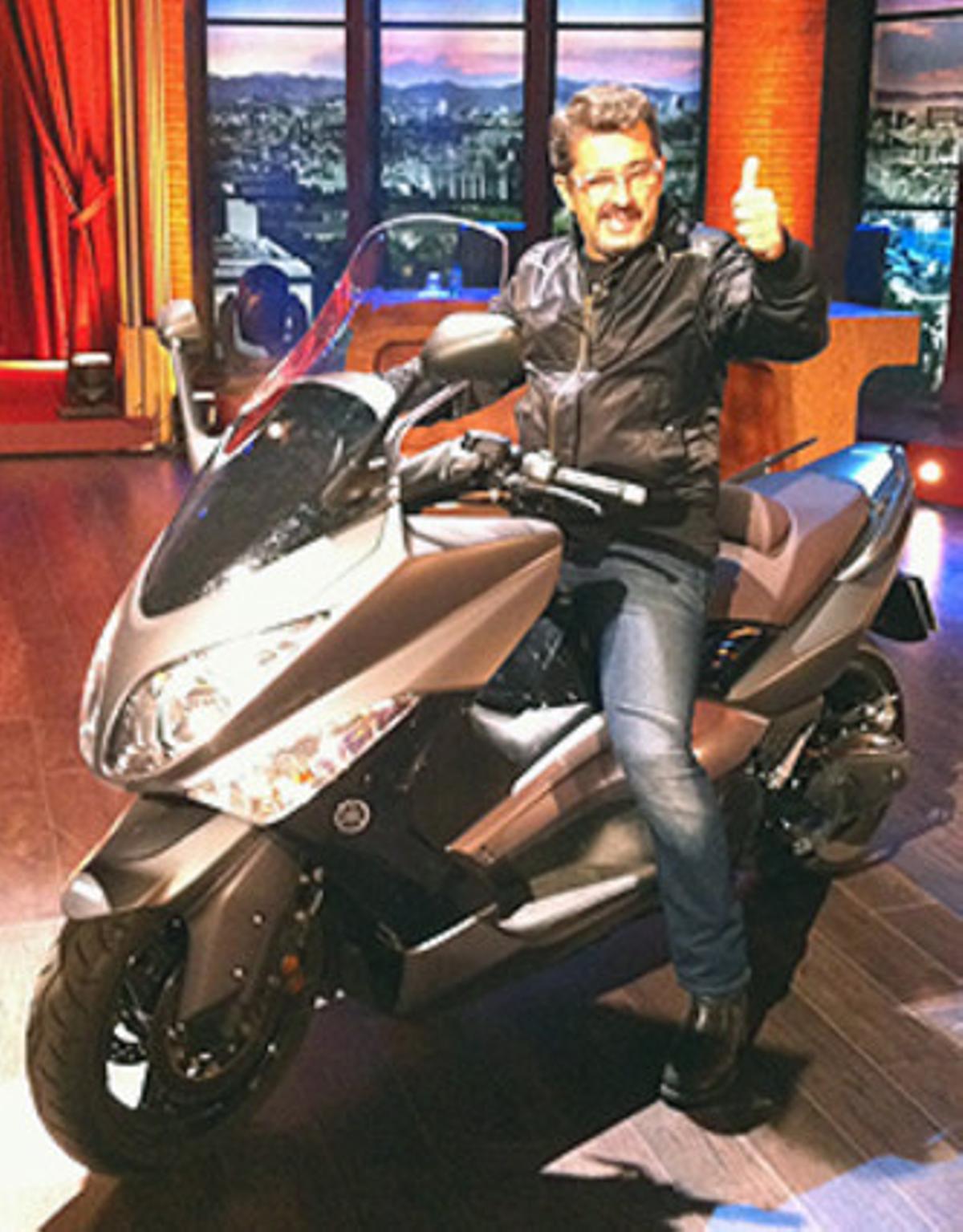 Buenafuente, al seu programa, a sobre la moto una vegada recuperada gràcies a un lector d’EL PERIÓDICO. Buenafuente, al seu programa, a sobre la moto una vegada recuperada gràcies a un lector d’EL PERIÓDICO.