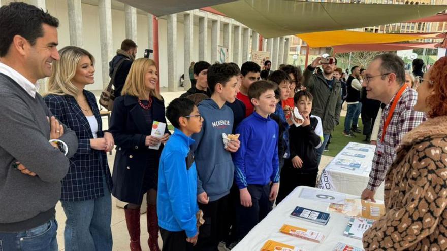 Un grupo de alumnos visita uno de los estands. | AYTO.LORCA