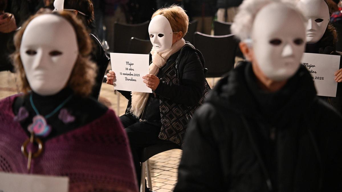 Máscaras blancas para simbolizar a las víctimas de violencia de 2025