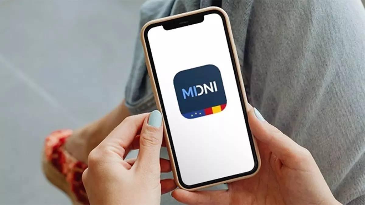 Un usuari fa servir l'aplicació MIDNI