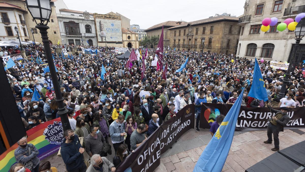 Los partidarios de la cooficialidad del asturiano se manifiestan en Oviedo