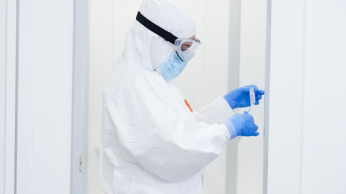 Recogida de muestras para un cribado de coronavirus.