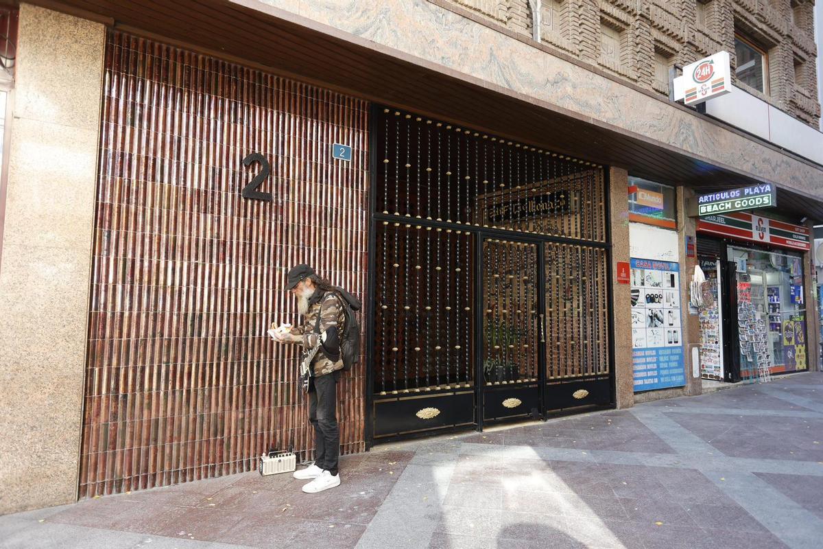 El portal del edificio de la oficina de Mazón en Alicante