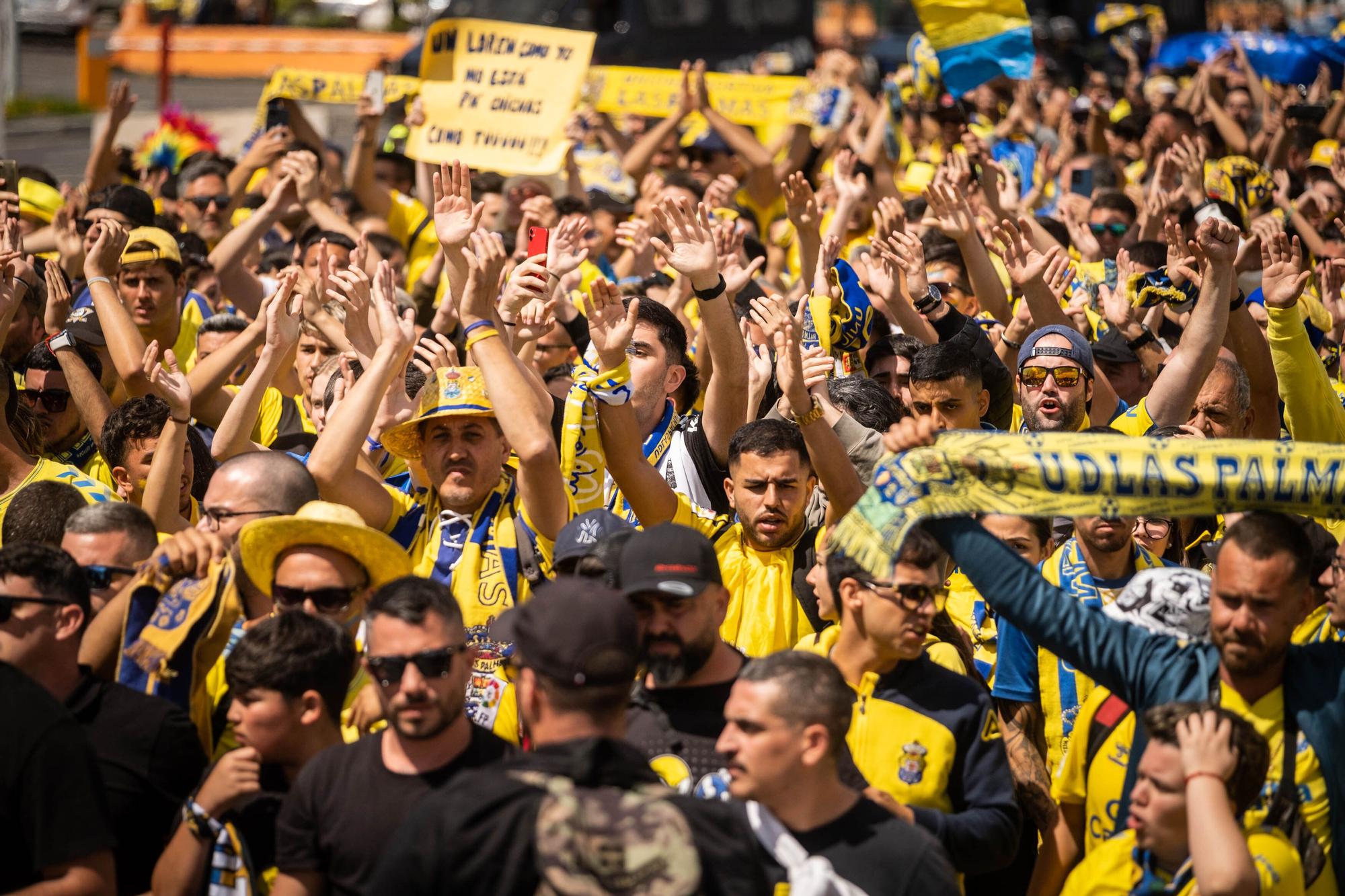 Llegada de aficionados de la UD Las Palmas a Tenerife