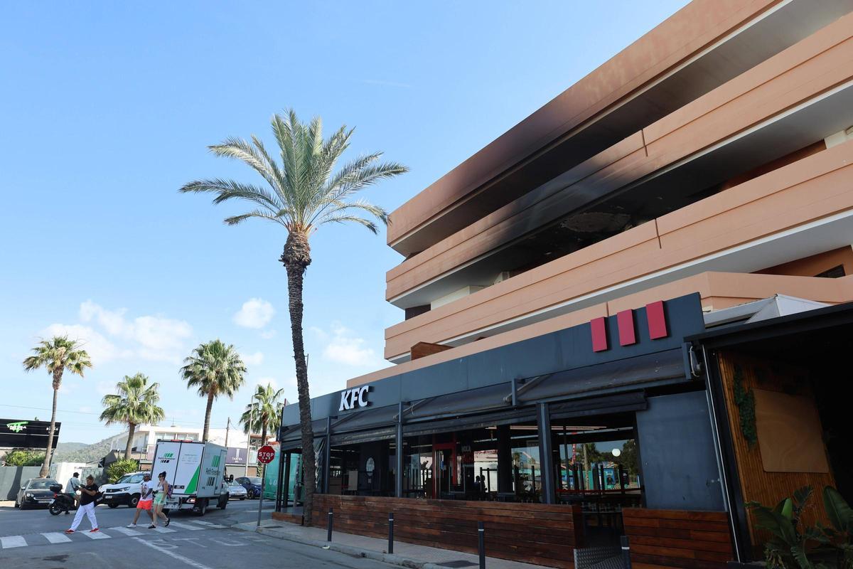 Galería: así quedó el edificio de Platja d'en Bossa, en Ibiza, donde se incendió un piso Galería: así quedó el edificio de Platja d'en Bossa, en Ibiza, donde se incendió un piso