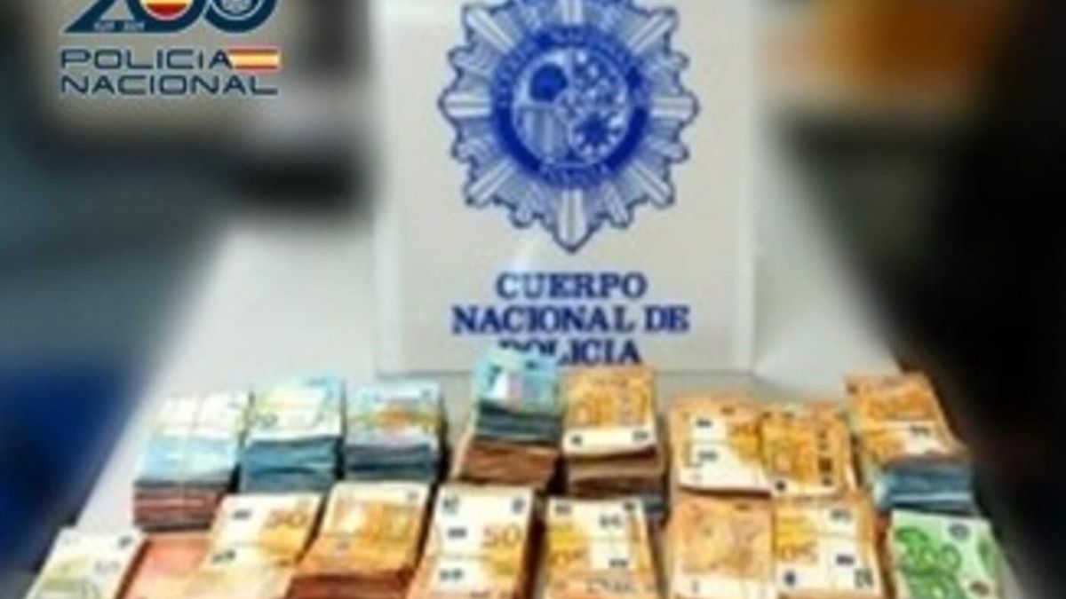 Dinero incautado por la Policía Nacional en la operación tras hallar 140.000 euros en efectivo en una motocicleta en Jinámar