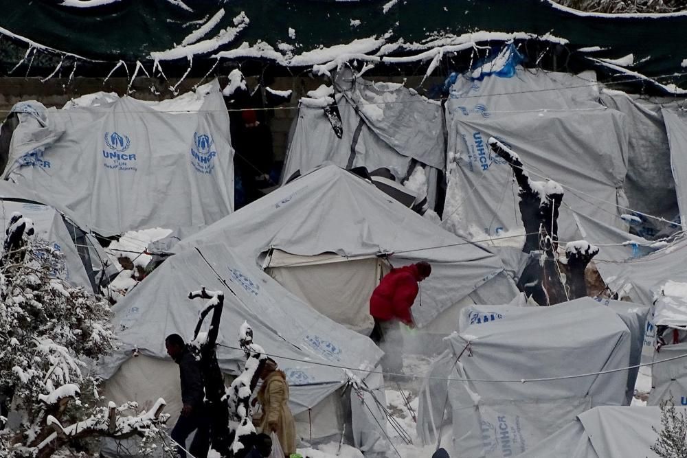 Snow covers the Moria refugees camp on Lesbos ...