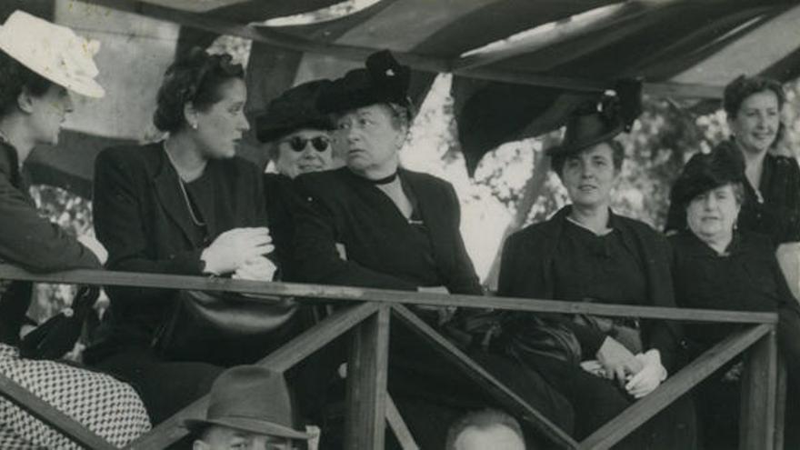 María Valdés, la señora Albo y Julia Alvargonzález, con otras señoras en Las Mestas, en 1943