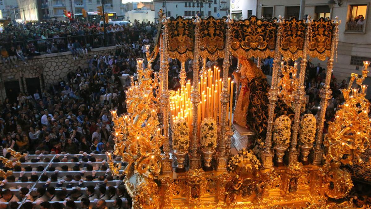 La Virgen de la Paloma, a su paso por la Tribuna de los Pobres.