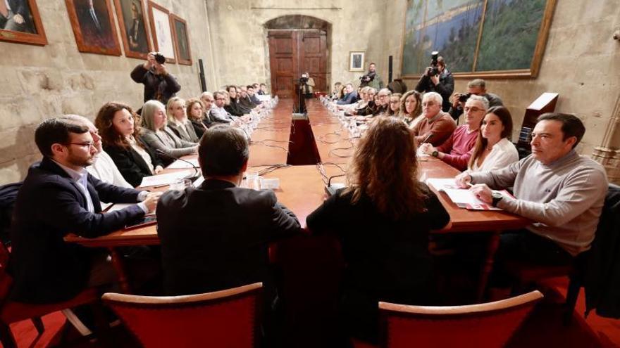 Imagen de la reunión celebrada hoy entre patronales, sindicatos y Govern en el Consolat de Mar.