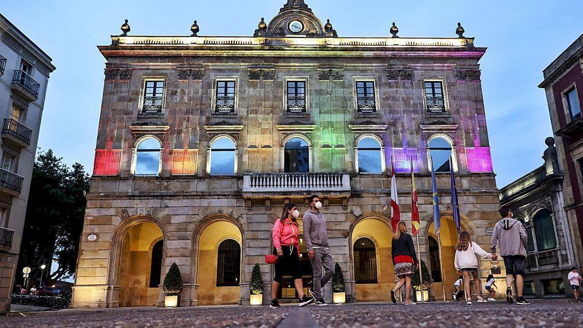 La bandera arcoíris ilumina el Ayuntamiento de Gijón por el Orgullo