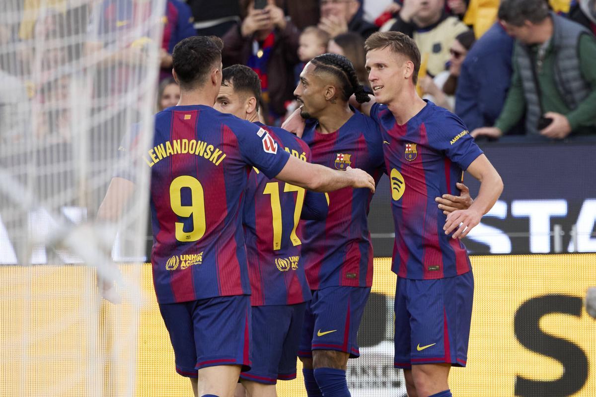 Raphinha celebra uno de los goles de Dani Olmo
