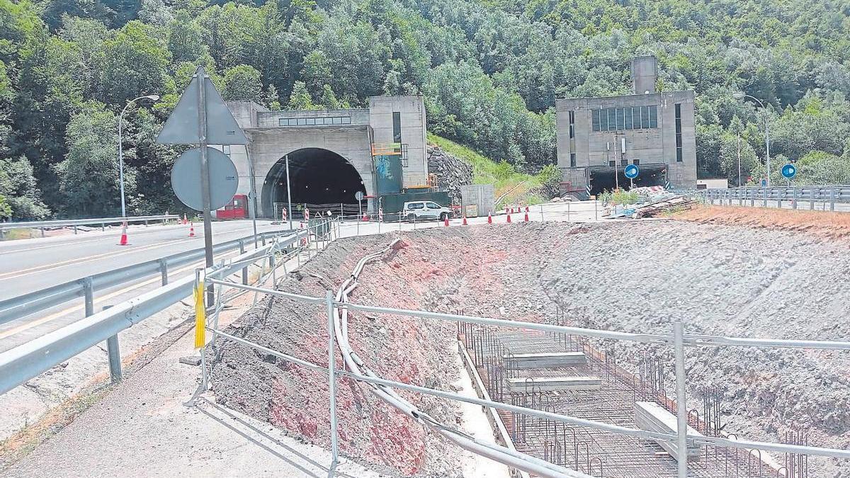 Obras en la vertiente asturiana de los túneles del Negrón, en una foto tomada el pasado mes de julio.