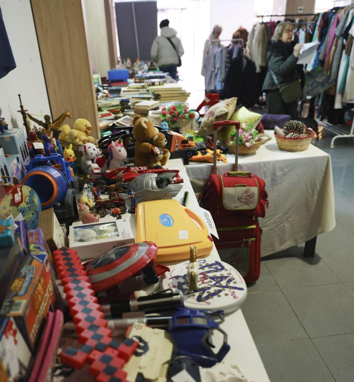 Mesa de juguetes, ayer, en el mercadillo contra el cáncer. | MIKI LÓPEZ