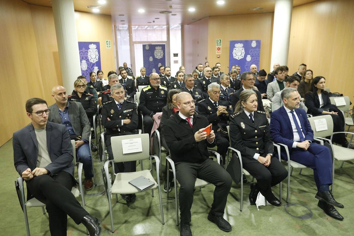 Presenten a Girona la primera nina policia nacional