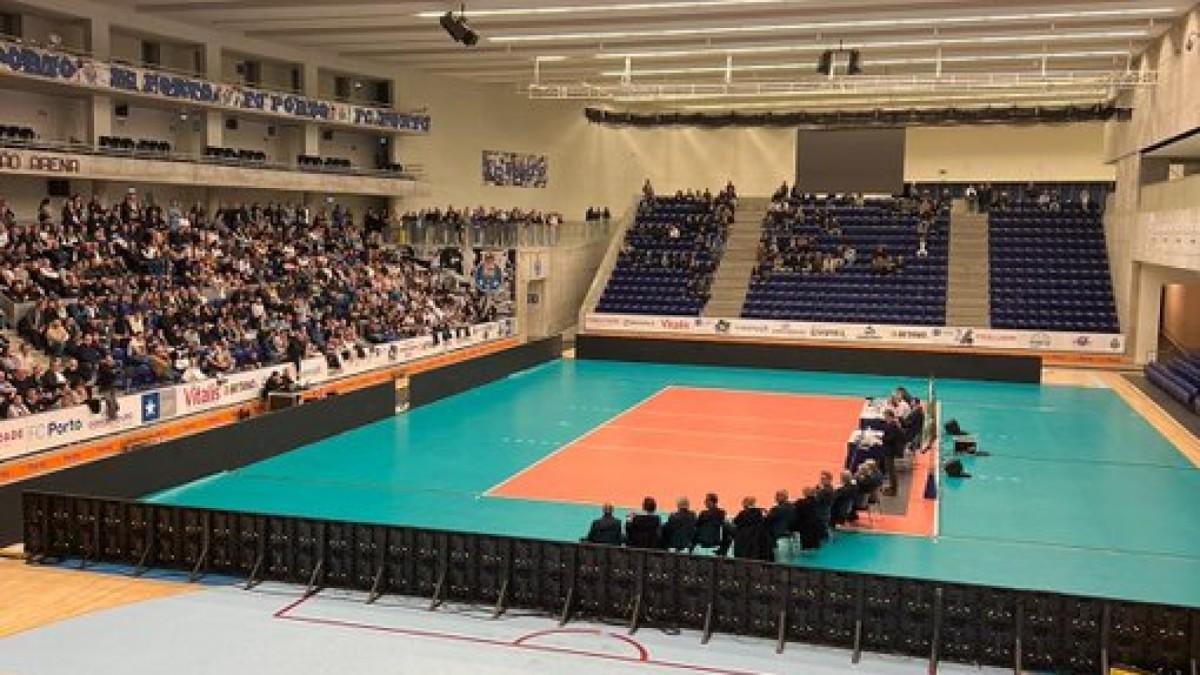 La asamblea, antes de los incidentes