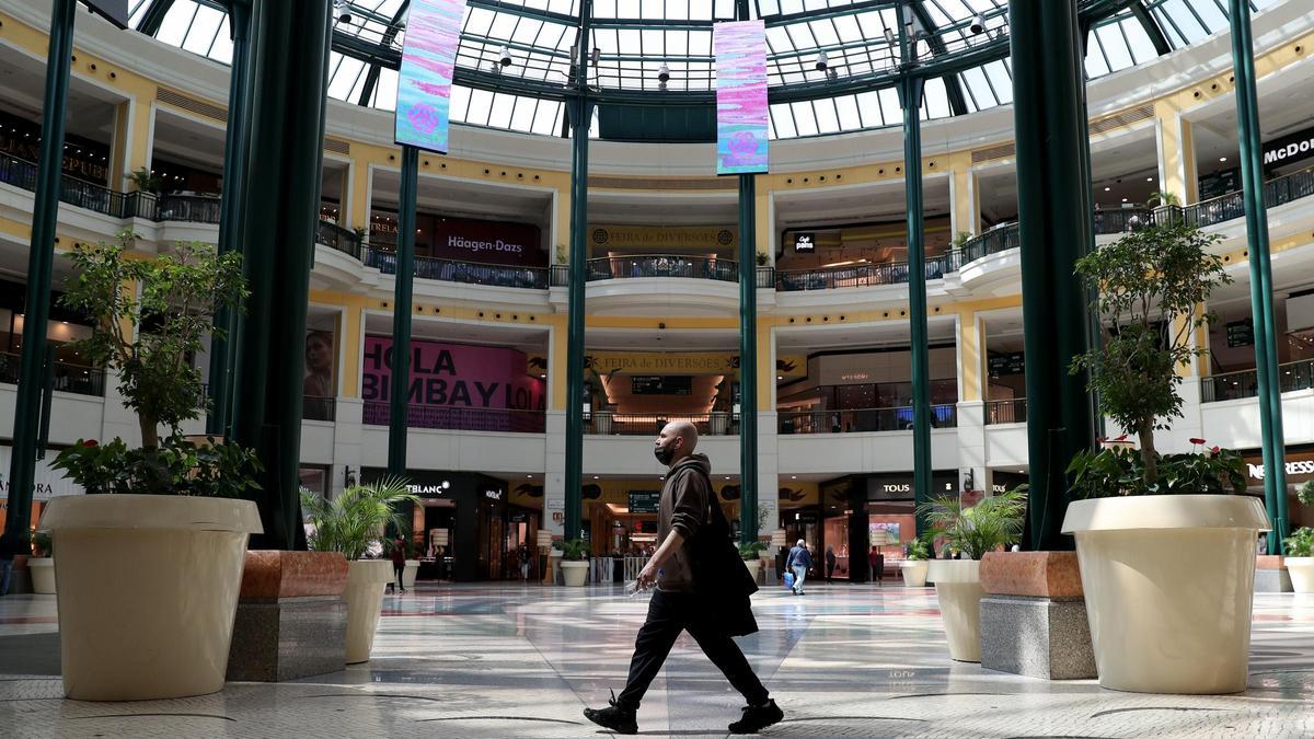 Un joven pasea en un centro comercial en Lisboa