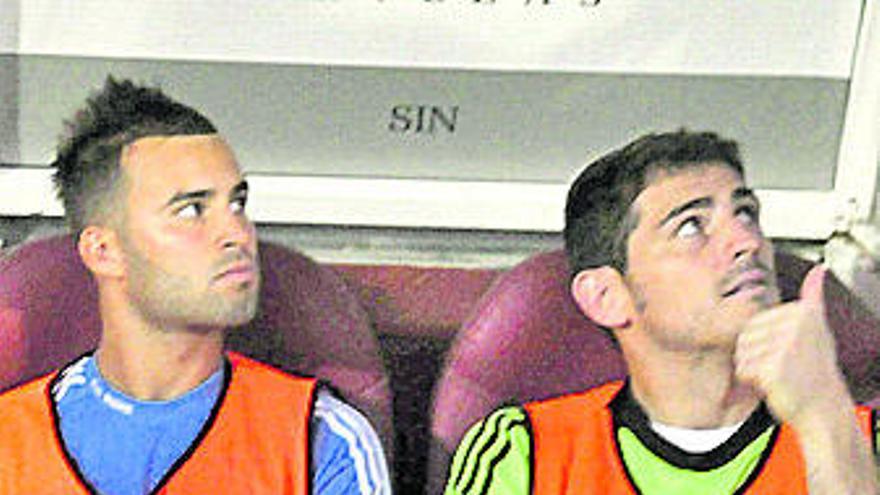 Casillas, en el banquillo con Jesé.