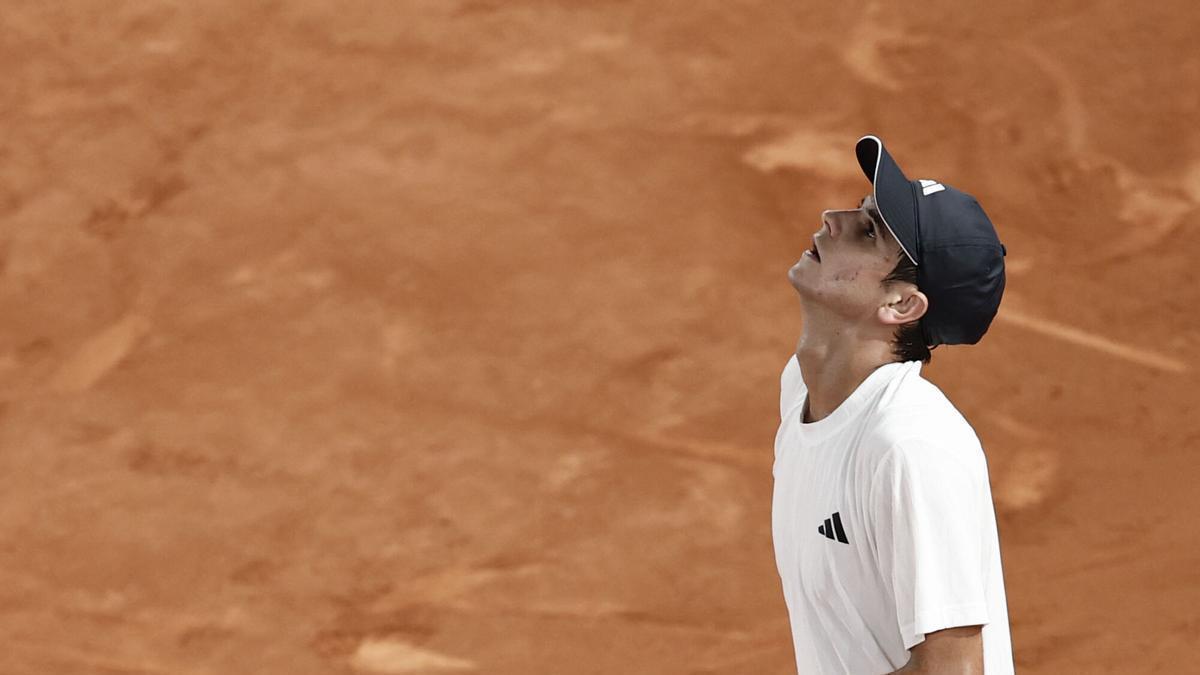 MADRID, 29/04/2026.-MADRID, 29/04/2026.-El tenista español Rafael Jódar, lamenta una ocasión frente al italiano Jannik Sinner, durante el partido de cuartos de final del Abierto de Madrid, disputado este miércoles en la Caja Mágica. EFE/ Sergio Pérez
