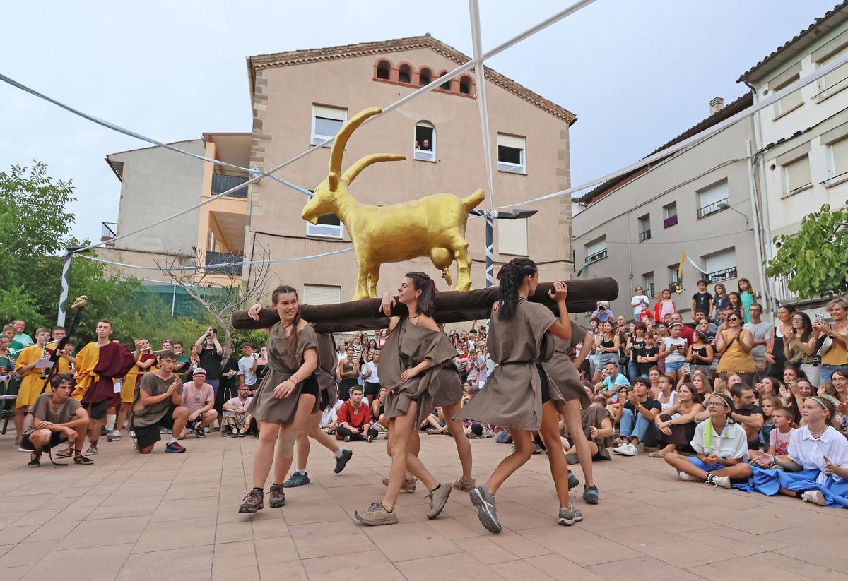 Les millors imatges de la cercavila de la Cabra d'Or, a Moià