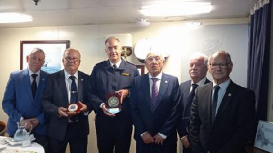 La junta de Marinetea visita el buque “Galicia” y la fragata “Santa María”