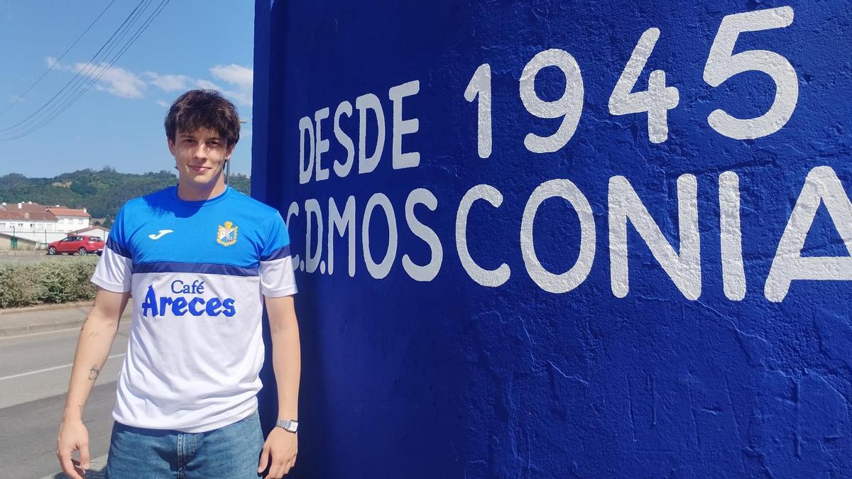 David Pastur Fernández en la entrada de acceso al estadio "Marqués Vega de Anzo", en Grado.