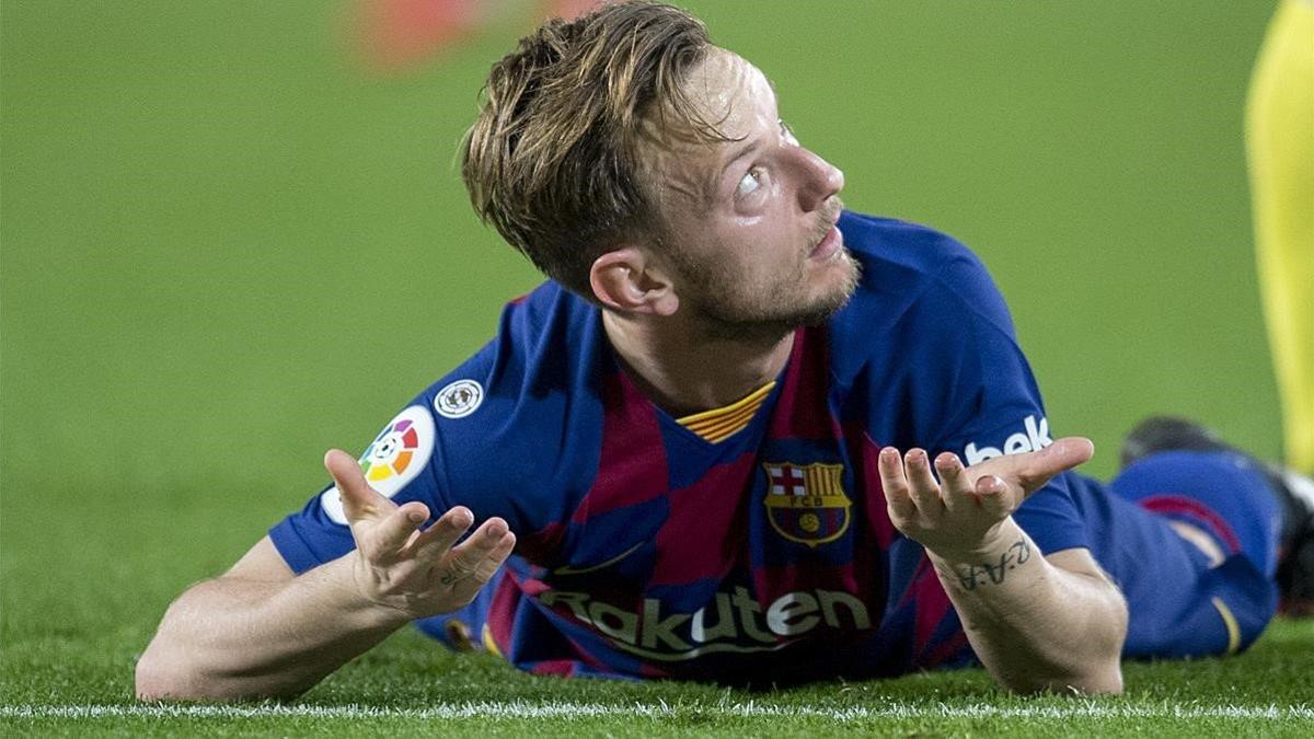 Rakitic se queja de una falta en el duelo con el Levante.