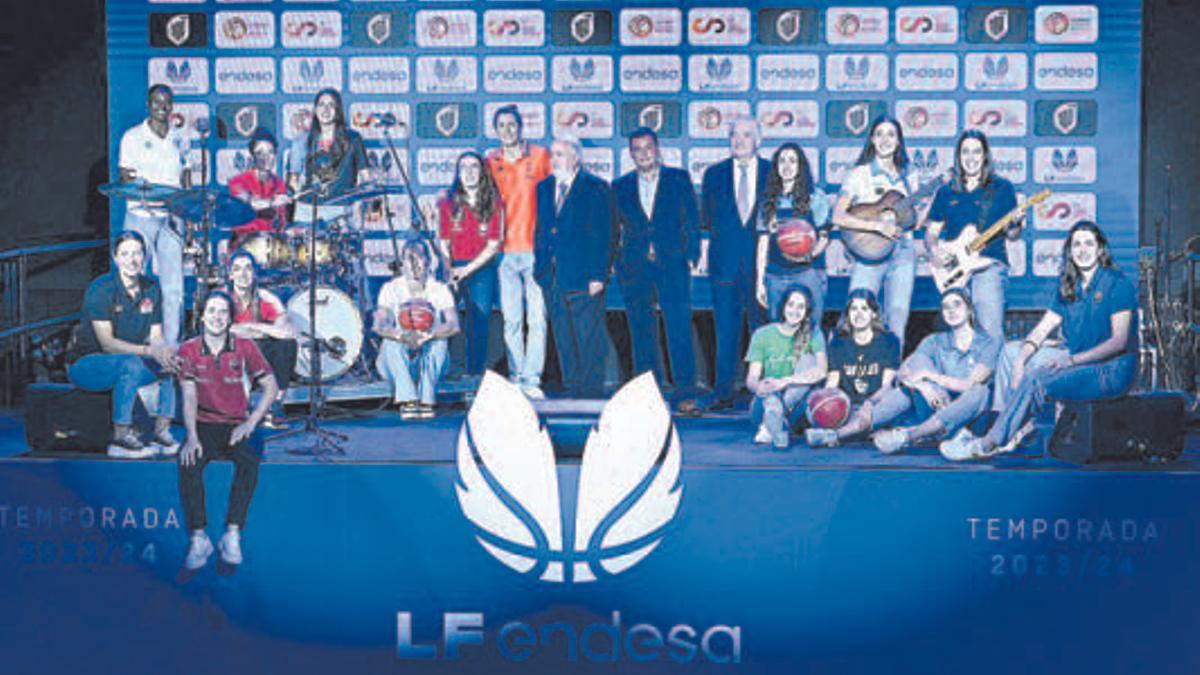 Una representación de los 16 equipos de la LF Endesa durante el acto de presentación en Madrid hace unos días.