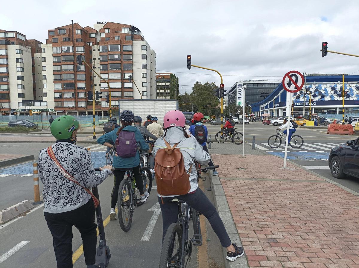 Personas haciendo uso de vehículos de movilidad personal