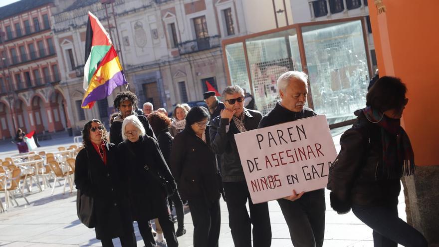 Un centenar de cordobeses recrea el drama palestino en una marcha por Córdoba