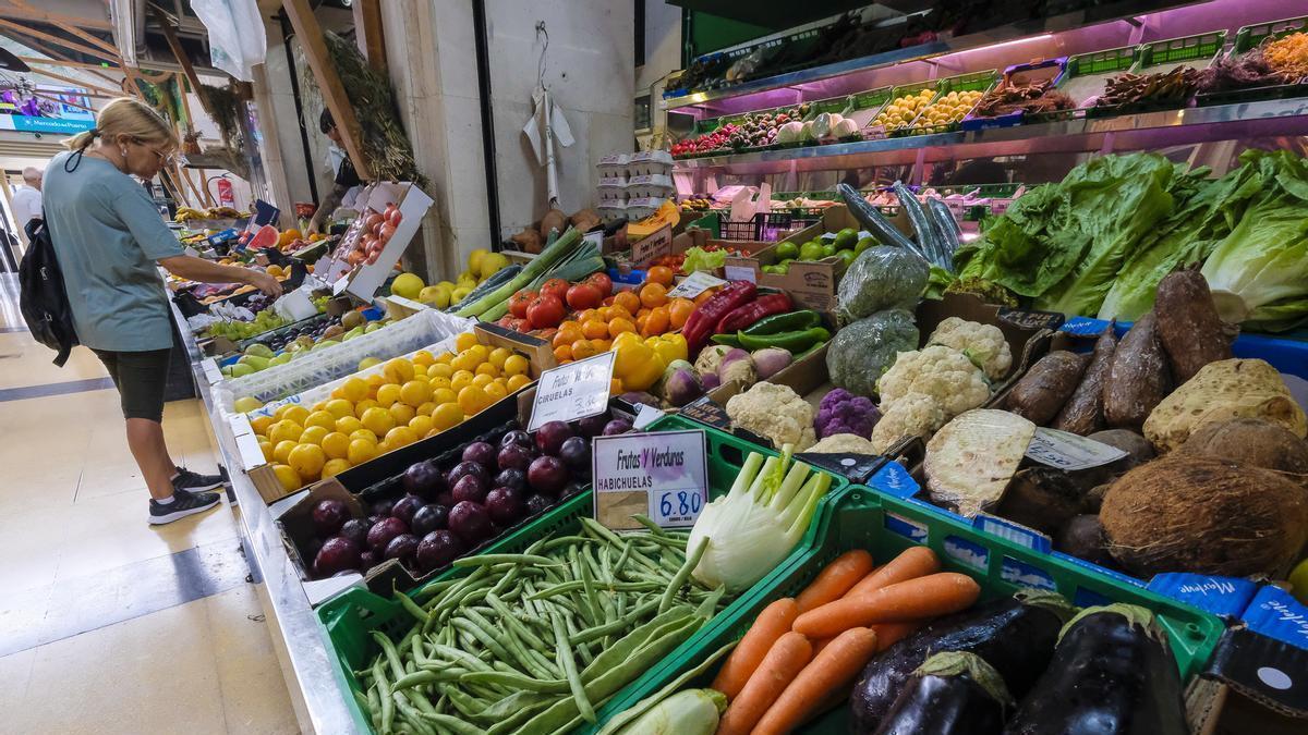 Una clienta selecciona fruta en un supermercado del Archipiélago.