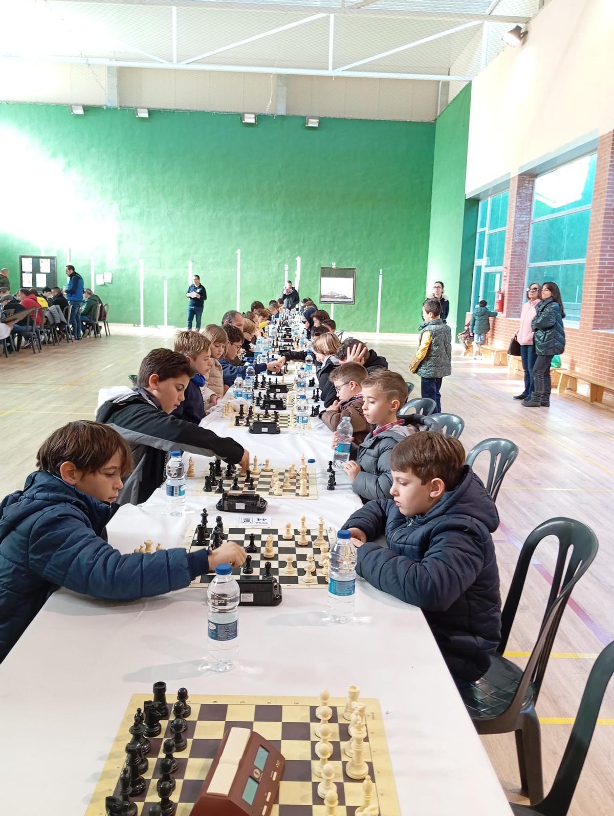 Participantes jugando durante el torneo de ajedrez de l'Alcúdia de Crespins.
