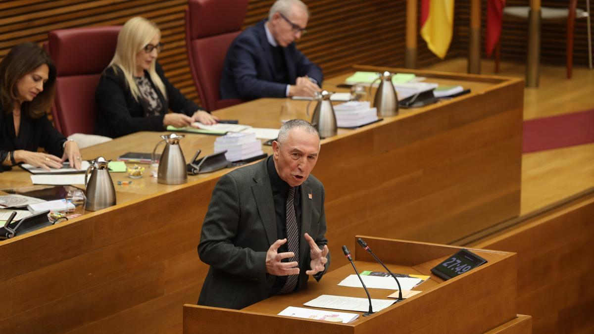 Baldoví: "Prometí que me pondría corbata cuando tiráramos a Mazón. Por eso llevo hoy corbata"