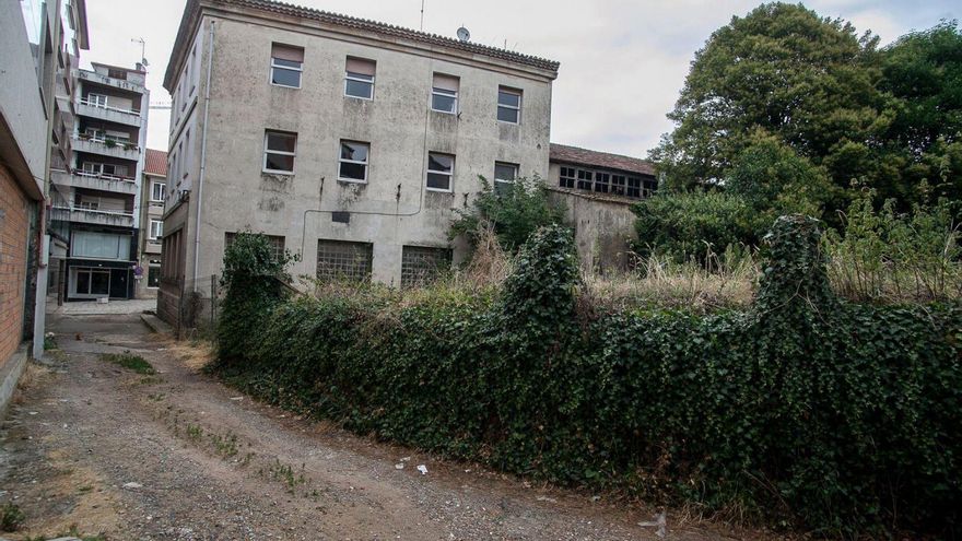 Parte trasera del Casino, paralela a los terrenos de la actual Praza da Vila.